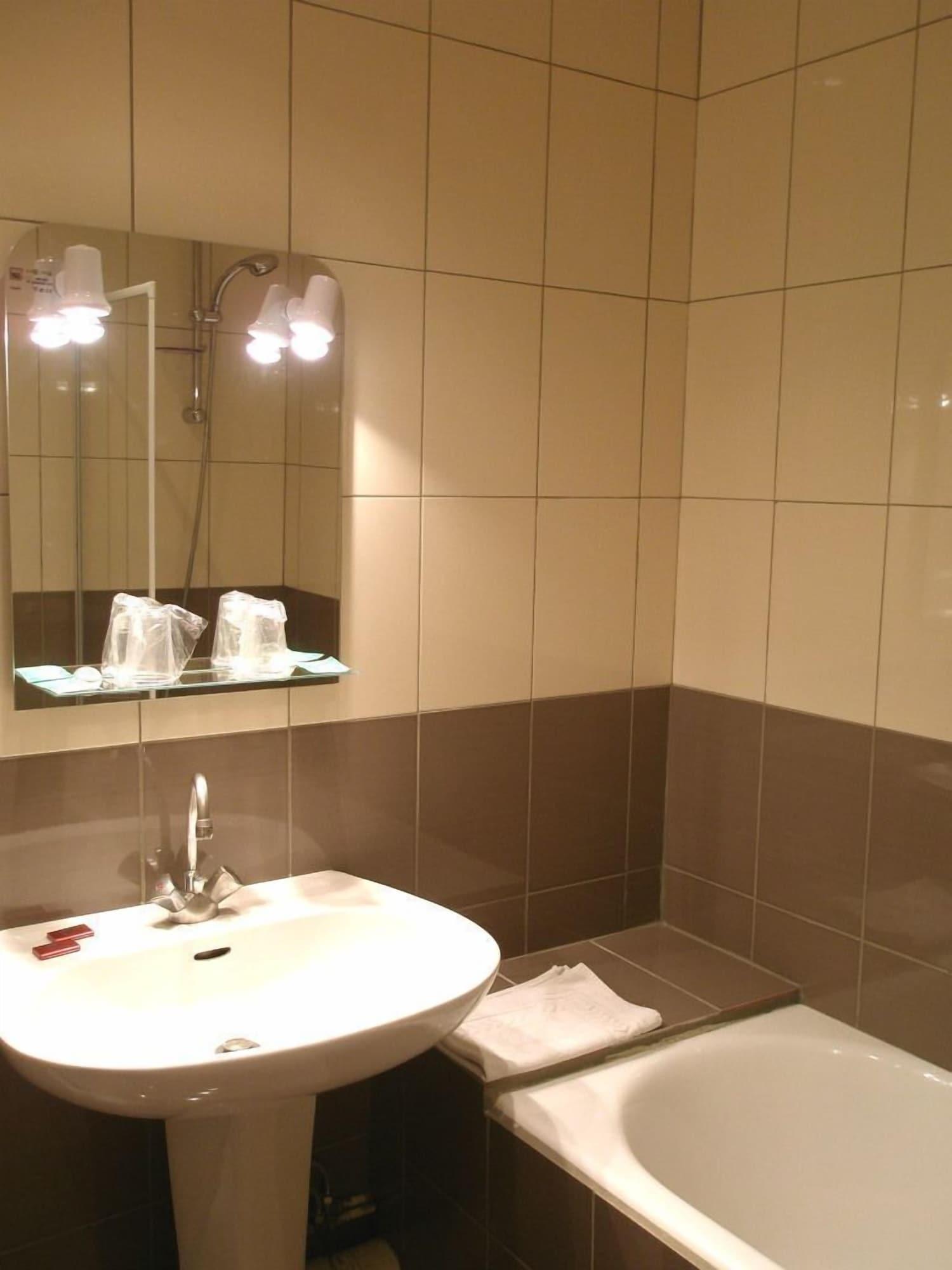Hotel Portalet Hyeres Bagian luar foto