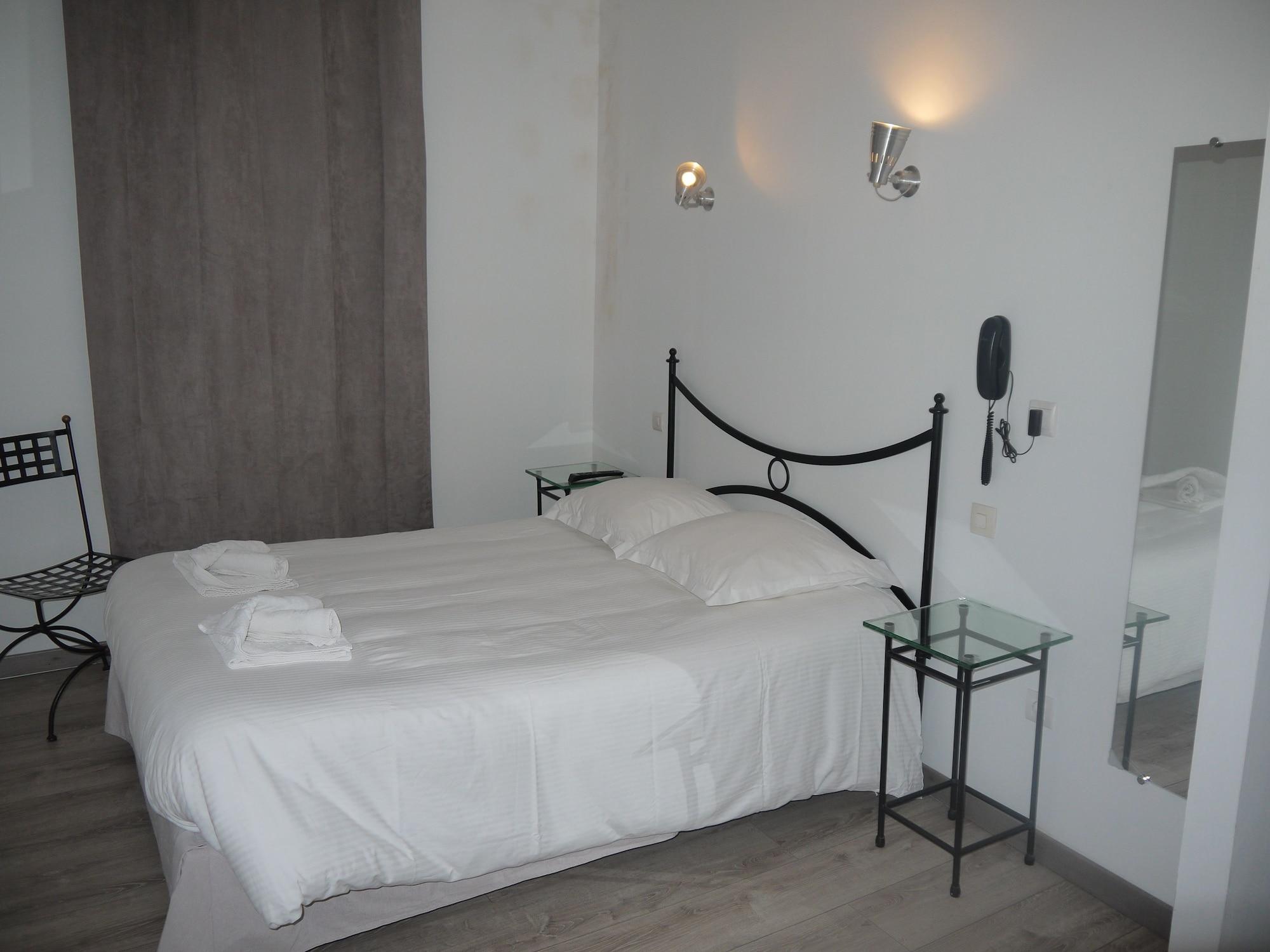 Hotel Portalet Hyeres Bagian luar foto