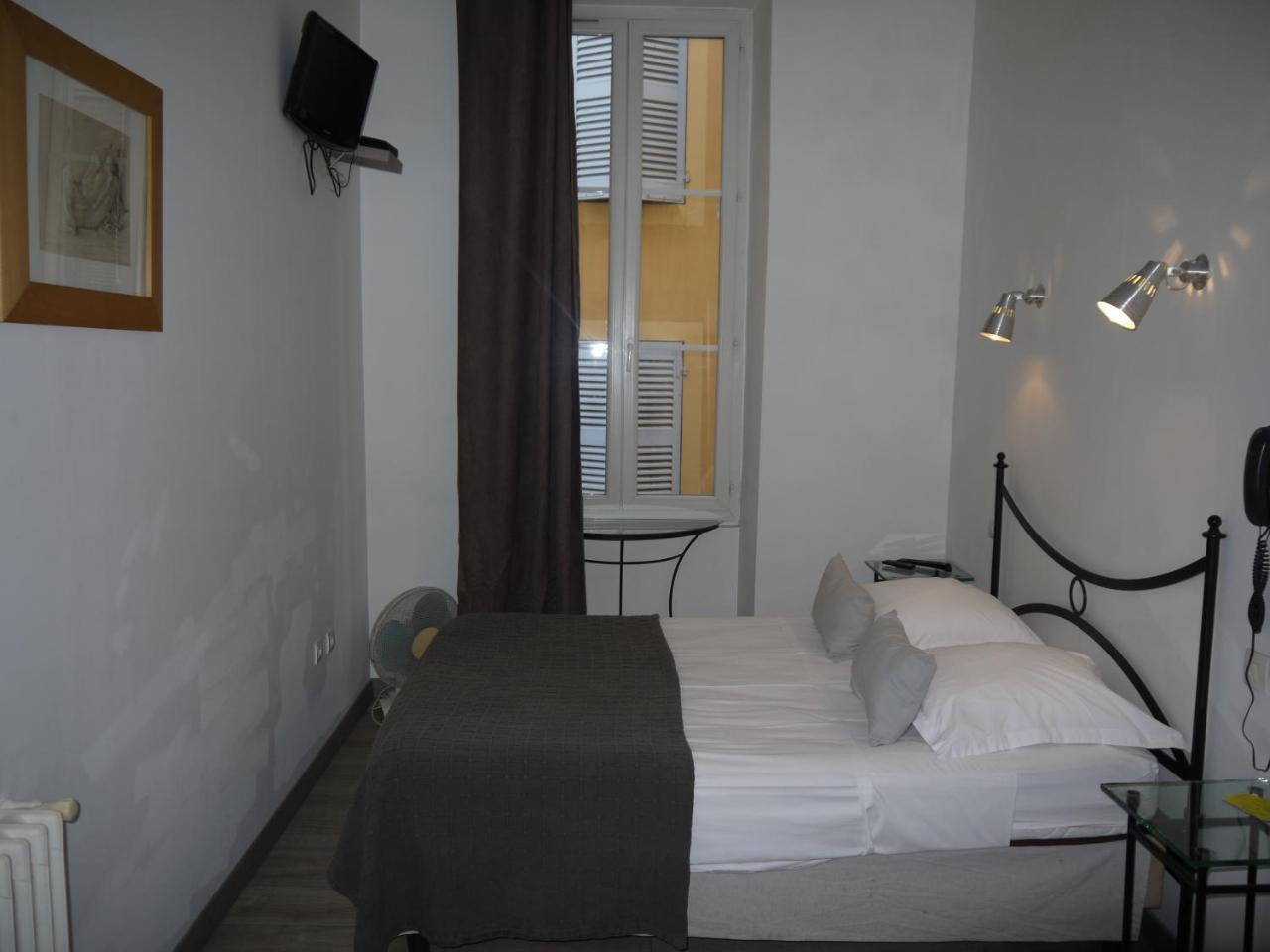Hotel Portalet Hyeres Bagian luar foto