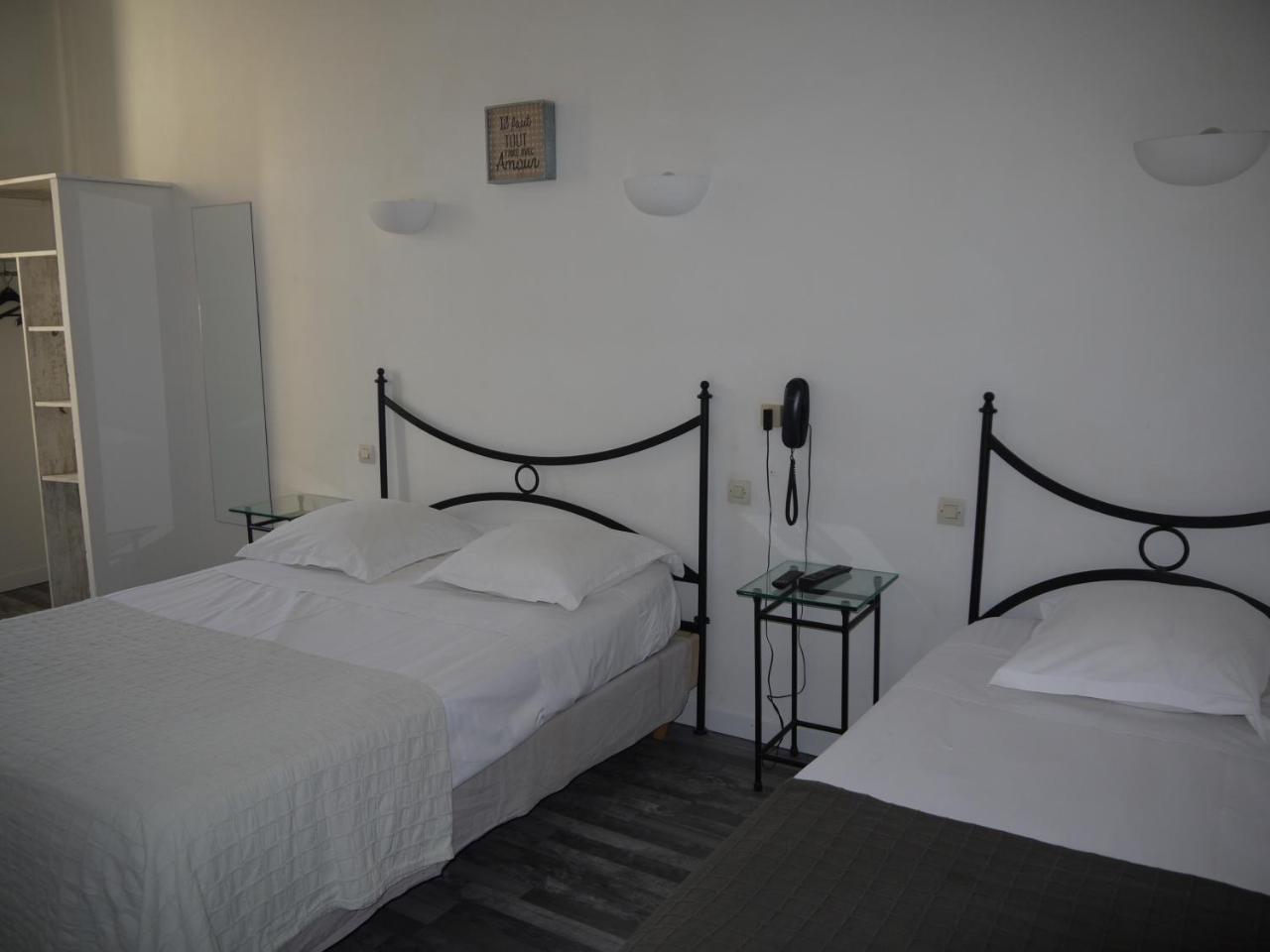 Hotel Portalet Hyeres Bagian luar foto