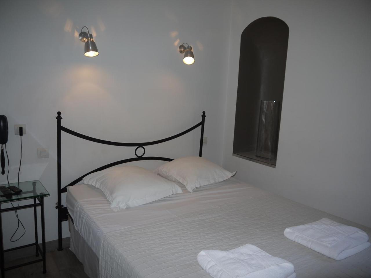 Hotel Portalet Hyeres Bagian luar foto