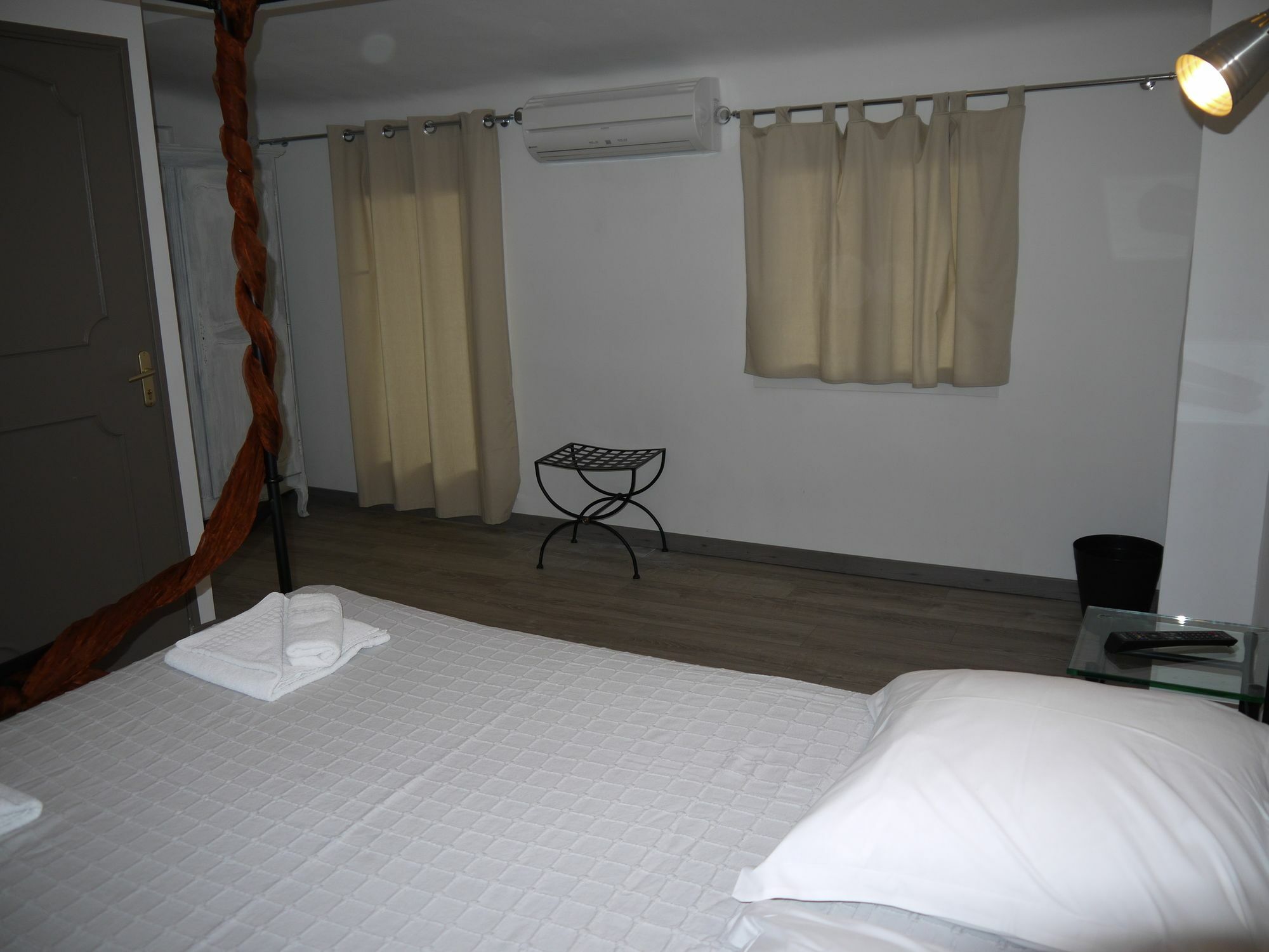Hotel Portalet Hyeres Bagian luar foto
